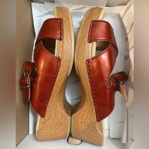 Dansko 38 Sila Crinkle Patent Red Sandals